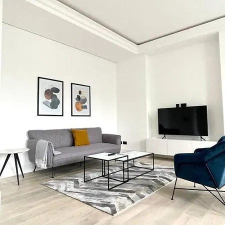 Central & Stylish 2 Bedroom Apartment